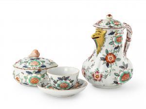 Assortimento da caffè di maiolica con decoro alla barbotine. Milano, manifattura di Pasquale Rubati o di Felice Clerici, 1770- 1780